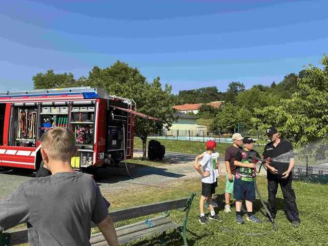 Die Kinder durften auch selbst Hand an den verschiedenen Strahlrohren sowie dem technischen Gerät anlegen.  | Foto: Feuerwehr Bezirk Jennersdorf Abschnitt 3