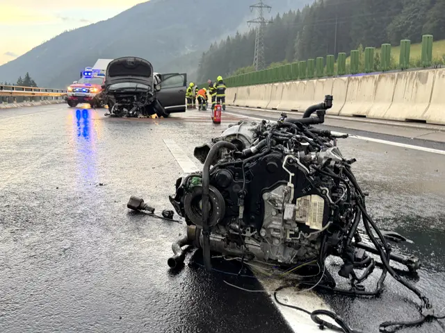 Motorblock eines Autos wurde nach einem Unfall herausgeschleudert und liegt auf der Straße.