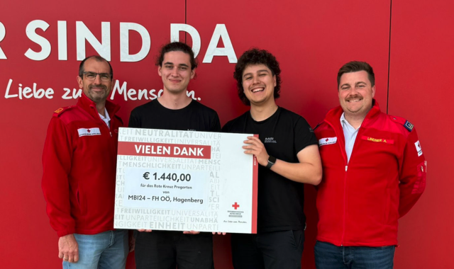 Scheckübergabe an das Rote Kreuz Pregarten (von links): Alexander Dorfner, Philipp Rolinek, Mario Hertel und Andreas Lindner. | Foto: FH OÖ/Campus Hagenberg