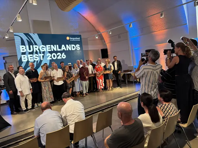Gastronomen, Winzer und junge Talente aus dem Tourismus wurden am Montagabend im Martinsschlössl in Donnerskirchen auf die Bühne geholt. | Foto: Franz Tscheinig/MeinBezirk Burgenland