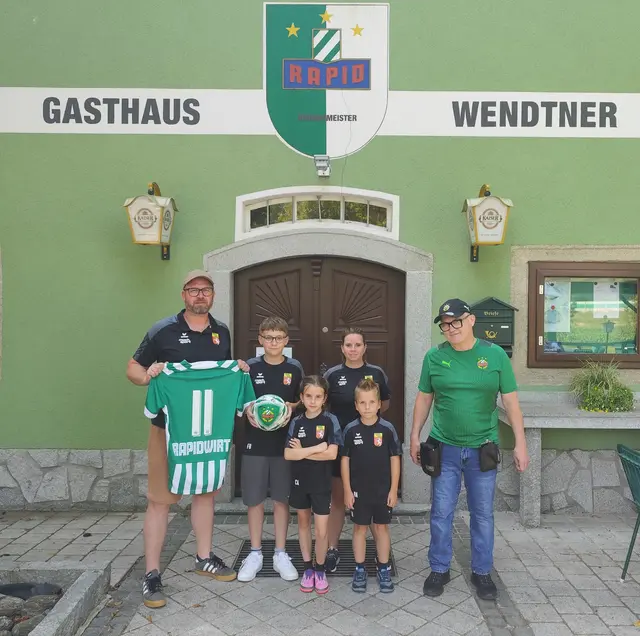 Freuen sich schon auf die Rapid-Testspiele am Sonntag, 5, Juli, in Perg: Am Bild von links von Union Perg Nachwuchsleiter Elmar Streifert, Edel-Fan Fabian Baumgartner (U13), Celine und Riccardo Angerer (beide U8), Nachwuchstrainerin Beate Angerer – mit und bei "Rapidwirt" Charly Wendtner aus St. Pantaleon-Erla, der in Perg auch als Co-Moderator fungieren wird. | Foto: Union Perg