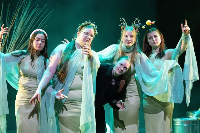 Schülerinnen des BORG Kindberg bei der Aufführung ihres Theaterstücks "Wenn der Wald geht" beim Wild & Schön Festival in Wien. 