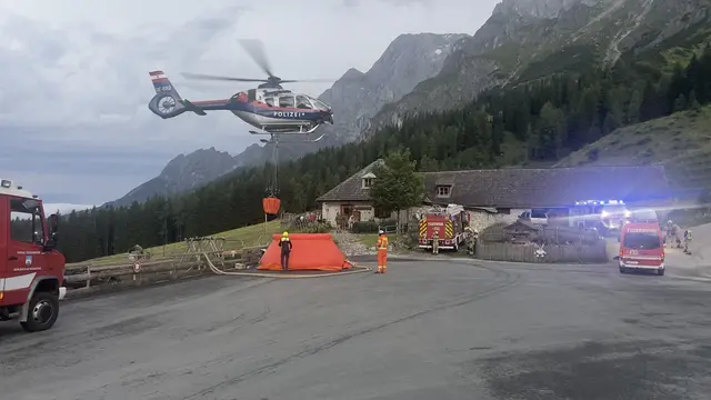 Ein Hubschraubereinsatz war dennoch unumgänglich, da bereits ein zehn mal zehn Meter großes Areal in Flammen stand. | Foto: Feuerwehren Bezirk Pongau