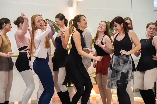 Der Schwerpunkt liegt weiterhin auf Ballett für Erwachsene, wobei sich die Kurse besonders auch an Anfängerinnen und Anfänger richten.  | Foto: Marie Reinprecht