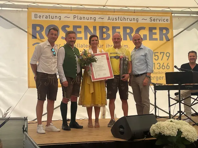Bürgermeister Emanuel Pfeifer, Bundesinnungsmeister Anton Berger, Carina Rosenberger, Hermann Rosenberger und Andreas Schlemmer von der WKO-Regionalstelle Weiz (v. l.) | Foto: Pfeifer