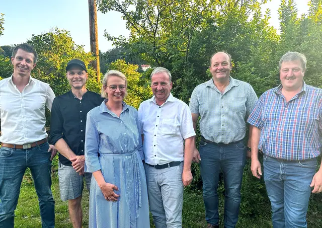 Von links: Christian Raml, Pius Grubauer, Gemeindeparteiobfrau Katharina Kaltenberger, Bezirksparteiobmann Michael Hammer, Siegfried Birngruber und Stefan Grillnberger vom ÖAAB-Team. | Foto: ÖVP UU