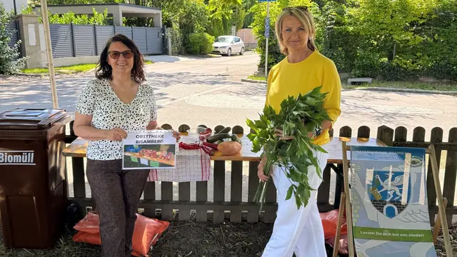 Martina Strobl, Arbeitskreisleiterin der "Gesunden Gemeinde" und Gemeinderätin Margit Korda wünschen guten Appetit.  | Foto: Marktgemeinde Bisamberg