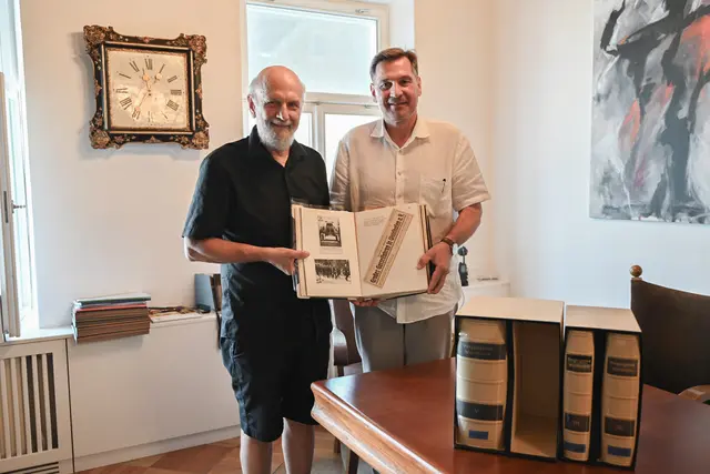 Alfred Lichtenschopf (Musealverein Waidhofen) und Bürgermeister 
Werner Krammer (v.l.) freuen sich über die bedeutenden Werke für das 
Waidhofner Stadtarchiv. | Foto: Stadt Waidhofen