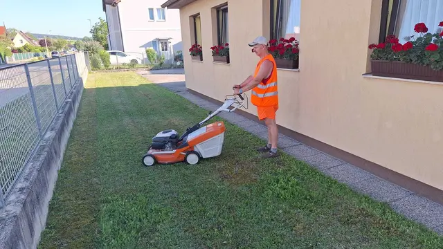Die Bauhofmitarbeiter versuchen, im Schatten zu bleiben. | Foto: Zöchinger