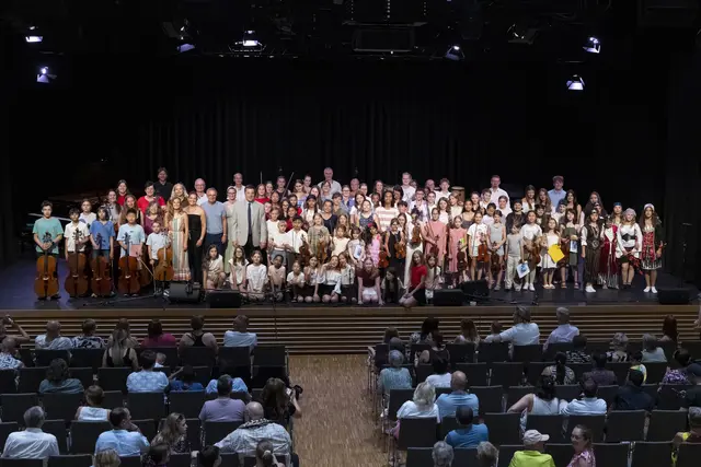200 Musikerinnen stehen auf der Bühne