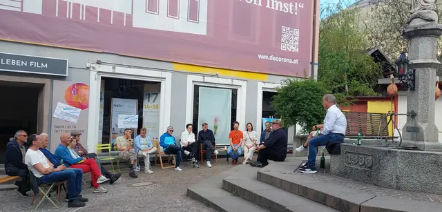 Leerstandsberatung im April vor dem Pop-up-Store in Imst. Information für Eigentümer:innen und Vorträge standen im Mittelpunkt.  | Foto: Burtscher