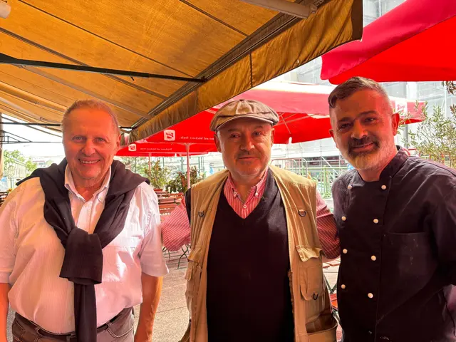 Yusuf Papas (m.) leitet das "Papas am Naschmarkt" gemeinsam mit seiner Ehefrau. (Archiv) | Foto: Pia Rotter/MeinBezirk