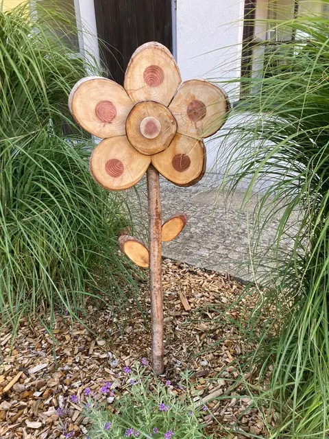 Der gelernte Tischler fertigt in seiner Freizeit Figuren aus Holz an.  | Foto: Pichler