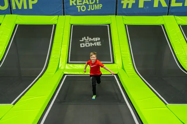 Ein Ausflugsziel für die ganze Familie, das bei jedem Wetter und an 365 Tagen im Jahr für
Bewegung, Spaß und gemeinsame Erlebnisse sorgt. | Foto: Jump Dome Linz