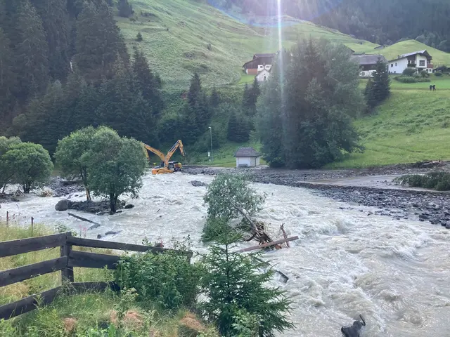 Murenabgänge im Bereich des Bichlbachs und des Hairlachbachs haben gestern, Montag, die L 16 Pitztalstraße im Gemeindegebiet von St. Leonhard im Pitztal vermurt. | Foto: Land Tirol