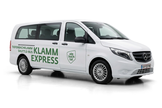 Der neue Alpbachtal Klamm-Express bringt Besucherinnen und Besucher ab Juli kostenlos vom Parkplatz in Kramsach zum Einstieg der Tiefenbachklamm. | Foto: Alpbachtal Tourismus