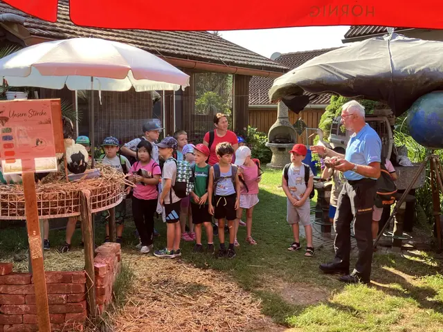 Storchenvater Josef Haberl mit den Rosentaler Volksschulkindern in Tillmitsch | Foto: Weixler