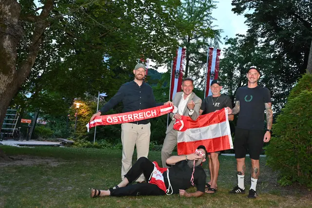 Anpfiff zum Public Viewing von Stadtrat Martin Dowalil (vorne liegend),  Vizebürgermeister Armin Bahr, Bürgermeister Werner Krammer, Lukas 
Ungerböck (Bar27) und Richard Abfalter (YOURS) (v.l.) | Foto: Stadt Waidhofen