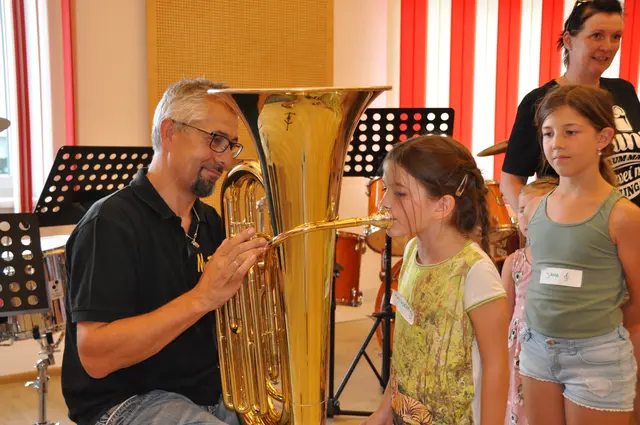 Der Traismaurer Musikverein veranstaltet heuer in den Ferien ein Mitmachkonzert, wo Kinder Instrumente ausprobieren können.  | Foto: MV Traismauer