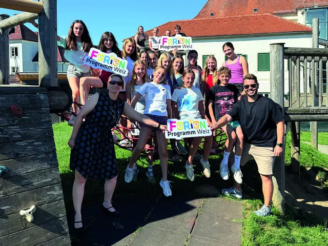 Bürgermeisterin Bettina Bauernhofer (l.) und Ferienprogramm-Koordinator Sorin Chermaci mit Kindern der MMS II Weiz. | Foto: Stadt Weiz