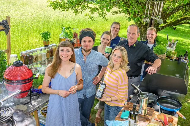 Das Team von LT1 mit den regionalen Lebensmittelproduzenten Hannah Rabeder (Farmgoodies, vorne rechts) und Küchenplaner Manfred Eilmannsberger. (2. v. r.).  | Foto: Cityfoto/Simlinger