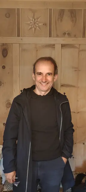 Werner Burtscher in einer alten Zirbenstube, die der perfekte Ort für das Interview war.  | Foto: Tatschl