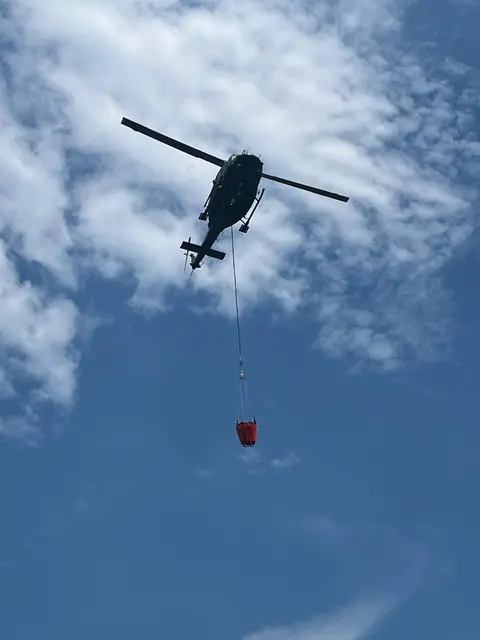 Per Hubschrauber werden Material und Wasser an die Brandstelle geflogen. | Foto: BFKDO Gmunden
