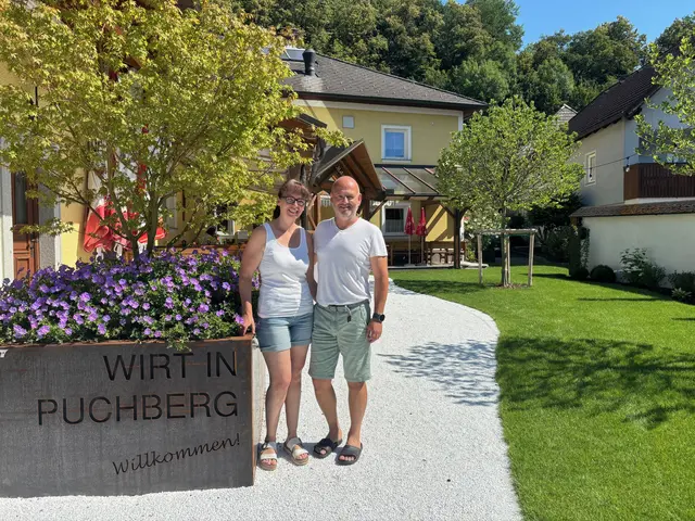 Sigrid und Andreas Melzer vom "Wirt in Puchberg" in Arbing. Es grünt und blüht im neu angelegten Gastgarten. | Foto: MeinBezirk Perg/leon