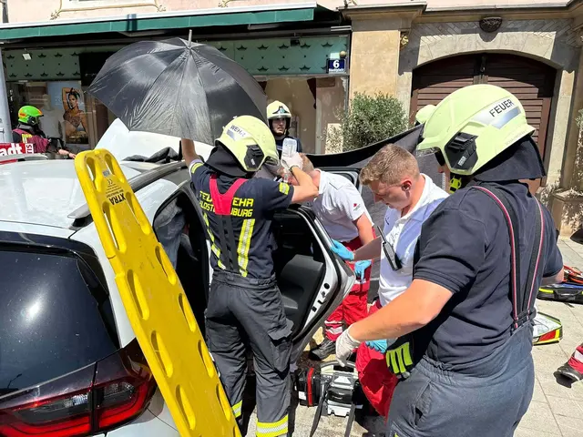 Am Montag wurden beide Wachen der Feuerwehr Klosterneuburg zu einer Menschenrettung nach Verkehrsunfall alarmiert.  | Foto: Feuerwehr Klosterneuburg