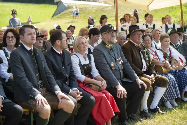 Die Ehrengäste während der Heiligen Messe v.l.n.r: Bezirkshauptmann Kurt Berek, die Landtagsabgeordneten Sebastian Kolland und Claudia Hagsteiner sowie TKB-Präsident Franz X. Gruber und Johannes Ampferer vom Schützenbataillon Kufstein. | Foto: Franz Gruber 