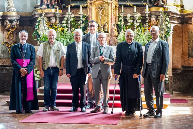 Zahlreiche Besucher und Ehrengäste feierten mit Walter Plettenbauer (3. v. l.). | Foto: Johann Zehner