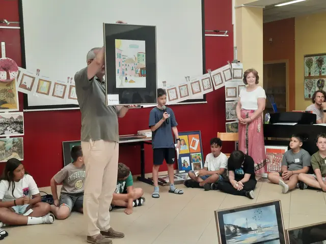 Die vierte Klasse der Volksschule Kremsmünster-Markt hat sich im Rahmen eines Schulprojekts mit der heimischen Künstlerin Tina Kofler beschäftigt und dazu selbst künstlerische Werke gestaltet. | Foto: Ch. Kristöfl