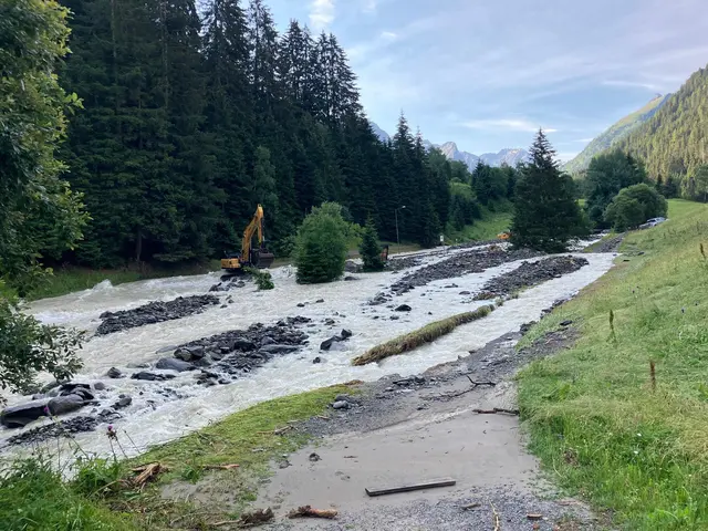 Murenabgänge im Bereich des Bichlbachs und des Hairlachbachs haben gestern, Montag, die L 16 Pitztalstraße im Gemeindegebiet von St. Leonhard im Pitztal vermurt. | Foto: Land Tirol