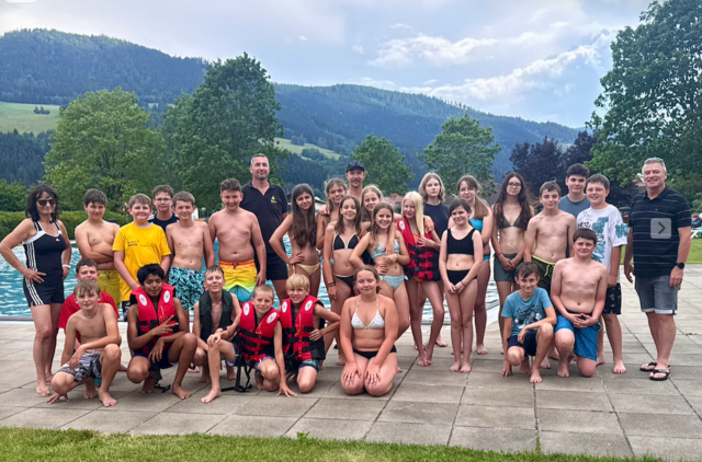 Faszination Unterwasserwelt – Schülerinnen und
Schüler der MS Straßburg wagten unter den wachsamen Augen des Scuba-Teams-Kärnten
die ersten Atemzüge unter Wasser. Der Verein war vor Ort durch Benjamin Sabitzer, Stefan,
Ingrid und Alina Arnesch sowie Karin Schweighofer vertreten. | Foto: Scuba-Team-Kärnten