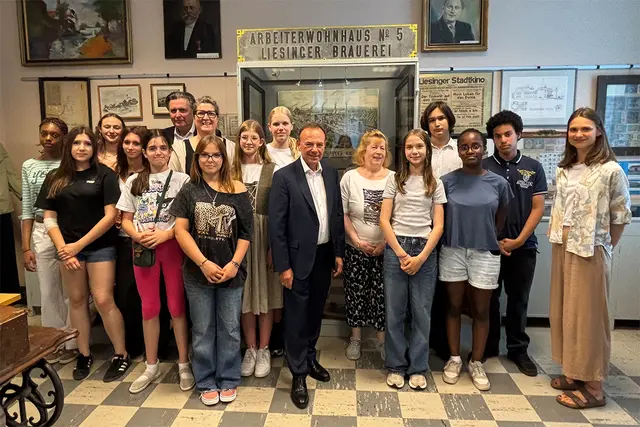 Die Schülerinnen und Schüler im Bezirksmuseum Liesing, mit Bezirksvorsteher Gerald Bischof (m.; SPÖ). | Foto: BV 23