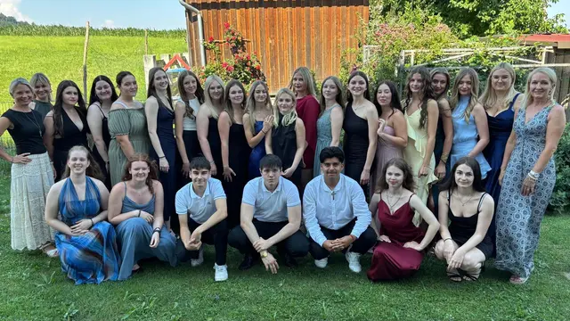Das Abschlussbild der Absolventinnen und Absolventen mit de Klassenvorständinnen und Direktorin Simone Weber | Foto: FS Maria Lankowitz