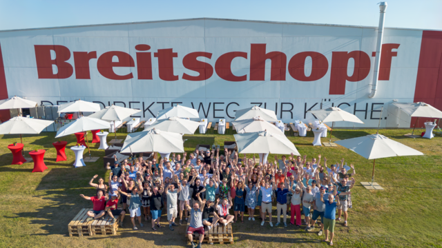 Grillen, Torschuss, Jubiläum: Breitschopf Küchen lud seine 150 Mitarbeiterinnen und Mitarbeiter zum Sommerfest. | Foto: Breitschopf