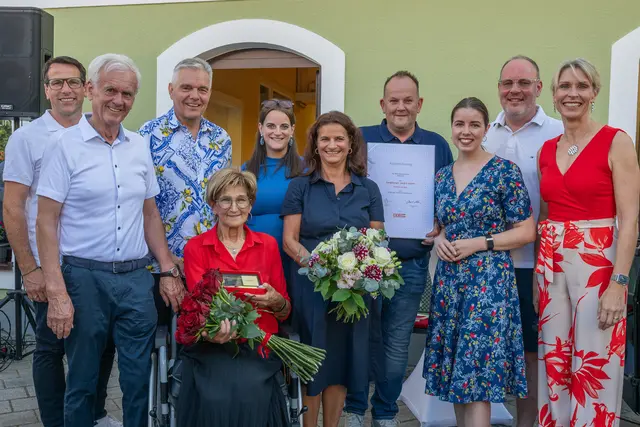 Familie Ganglberger bedankt sich bei allen Gästen, Unterstützern und Helfern, die das Jubiläum zu einem unvergesslichen Fest gemacht haben. | Foto: Was tuat si & Ganglberger