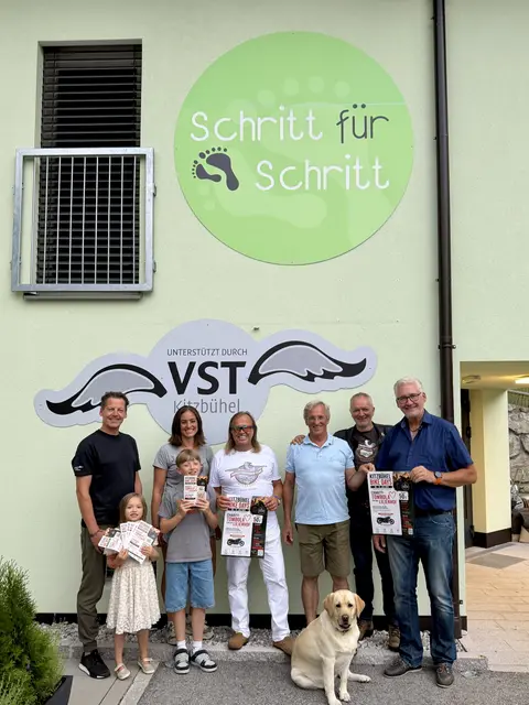 Martin Schwaiger (VST Kitzbühel), Mia und Felix Wieland, Veronika Wieland (Charity-Beauftragte vom
HDC Kitzbühel), Pepi Obermoser (Ehrenpräsident HDC Kitzbühel), Herbert Wechselberger vom Lilienhof mit
Therapiehund, Holger Stark (Kassier HDC Kitzbühel) und Peter Finke (Mitglied HDC Kitzbühel) (v. li.). | Foto: Milli Trkulja