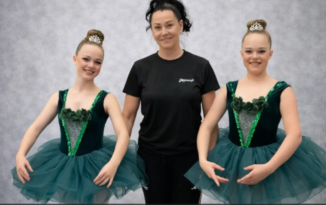 Goldmedaillengewinnerinnen in der Kategorie „Ballett Repertoire“ (Johanna Heymich und Maxima Tschögele mit Klaudia Flür) | Foto: JOYdance