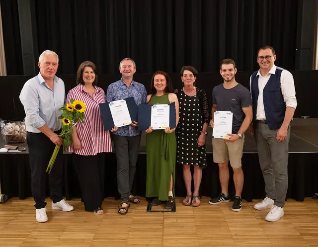 Die Teilnehmer aus Zwettl beim Volkskultur-Lehrgang in Krems: Martin Lammerhuber, Geschäftsführer der Kultur.Region.Niederösterreich, Akademie-Leiterin Helga Steinacher, Franz Steininger, Johanna Schrammel, Lehrgangs-Leiterin Brigitta Schmidt-Lauber, Peter Stütz und Harald Froschauer, Geschäftsführer der Volkskultur Niederösterreich. | Foto: Erich Marschik
