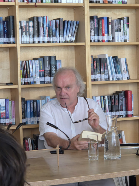 Michael Köhlmeier bei der Lesung und dem Publikumsgespräch im Rahmen des Lanner Kulturdreh in der Schule Lans.
 | Foto: Katrin Troyer