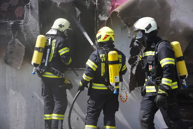 Mehrere Feuerwehren standen bei einem Gebäudebrand in Trausdorf an der Wulka im Einsatz und verhinderten ein Übergreifen der Flammen auf das angrenzende Wohnhaus. | Foto: BFKDO EU - Rene Fasching