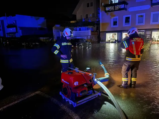 Im Ortsgebiet mussten die Einsatzkräfte mehrere überflutete Keller auspumpen. | Foto: FF Aschach