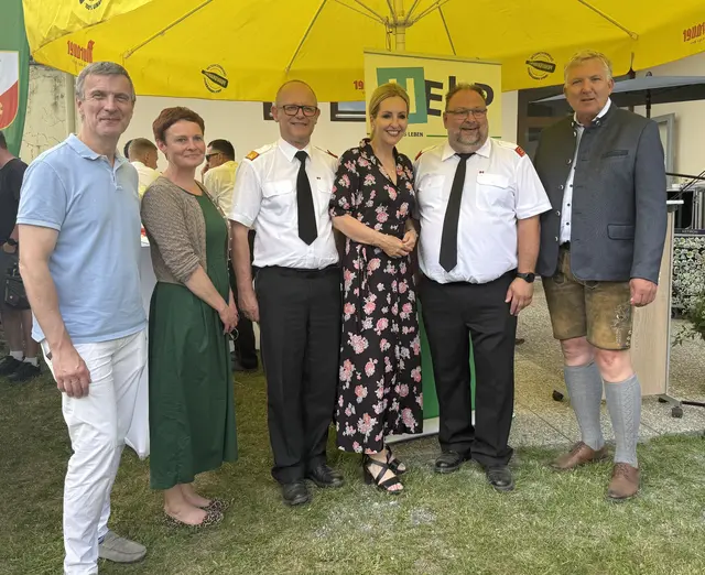 Ärztlicher Direktor Michael Jagoditsch (v.l.), stv. Pflegedirektorin DGKP Sandra Huber, Bereichsfeuerwehrkommandant Johann Ritzinger, Betriebsdirektorin Sabine Reiterer, Feuerwehrkommandant Andreas Rossmann und  Bürgermeister Thomas Kalcher.