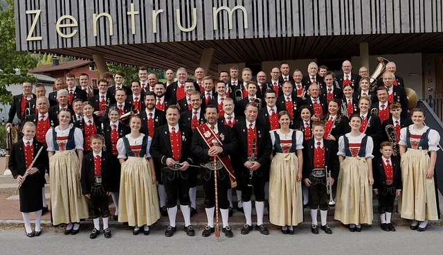 Die Bundesmusikkapelle Stans aus Tirol spielt beim Mittagstisch auf. | Foto: BMK Stans