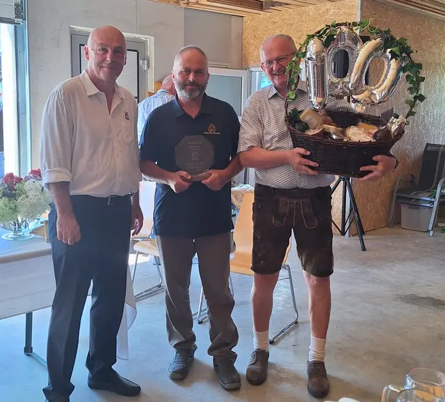 Herbert Vitzthrum, Präsident des OÖ Bienenzuchtverbandes, und Alois Stadler, Bürgermeister in Wernstein, stellten sich als Gratulanten ein. In der Mitte: der Obmann der Wernsteiner Imker Walter Fuchs. | Foto: Wernsteiner Imker