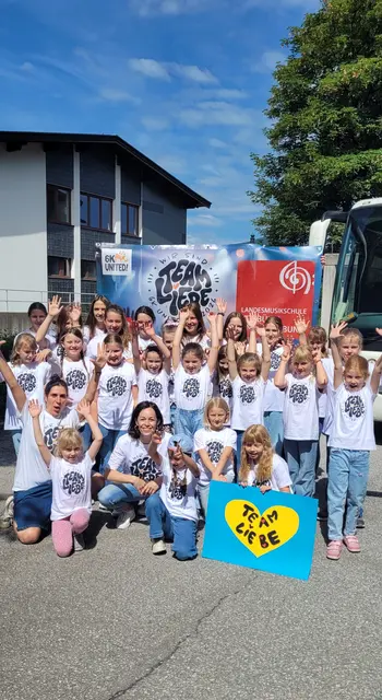 25 junge Sängerinnen der LMS standen gemeinsam mit rund 6.000 Kindern und Jugendlichen in München auf der Bühne.  | Foto: LMS Kitzbühel