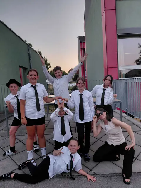 Schülerinnen und Schüler der Mittelschule Hürm überzeugten als Schauspielerinnen und Schauspieler auf der Bühne. | Foto: Mittelschule Hürm