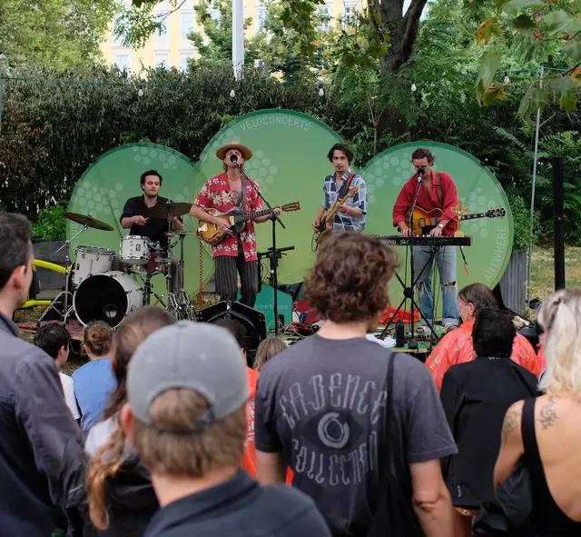 Nicht jede Konzertbühne steht still. Bei "VeloConcerts" rollt sie durch die Stadt und macht den öffentlichen Raum selbst zum Veranstaltungsort.  | Foto: Velo Concerts